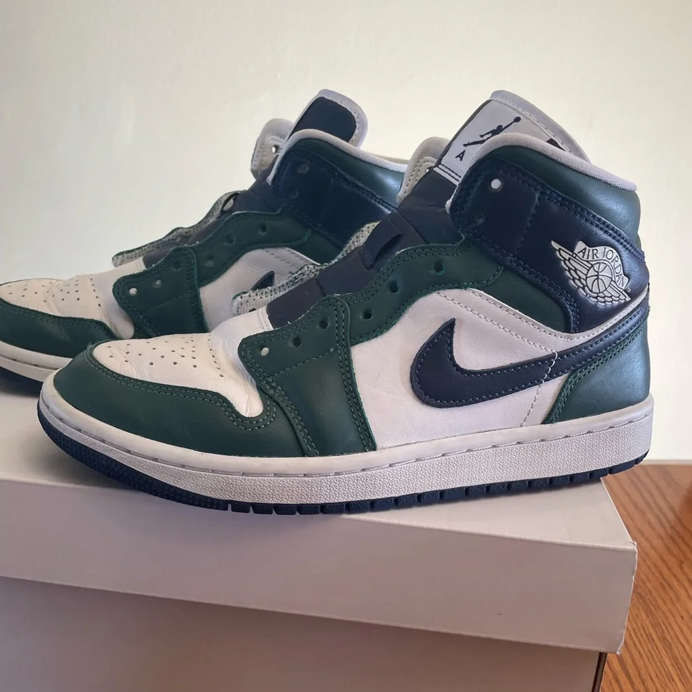 WMNS AIR JORDAN 1 MID SE - Picture 1 of 15